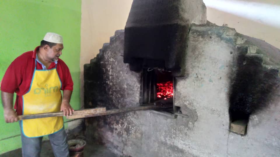 MASIH GUNA PEMBAKAR ROTI USIA 60 TAHUN