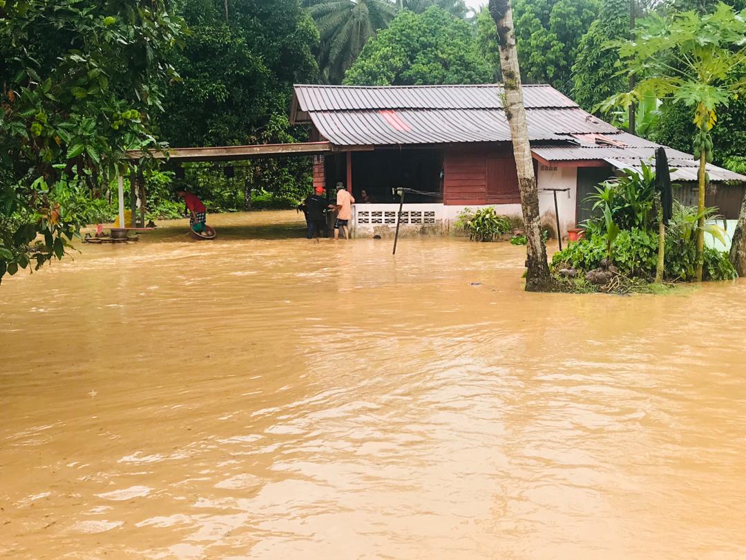 8 RUMAH DILANDA BANJIR