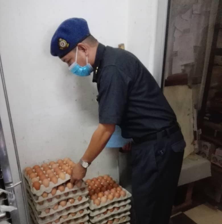 NAIK HARGA TELUR AYAM KENA KOMPAUN