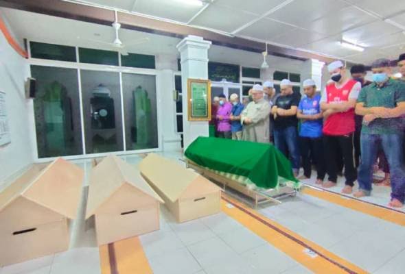 Nahas 7 kenderaan: Empat beranak dikebumi dalam satu liang lahad