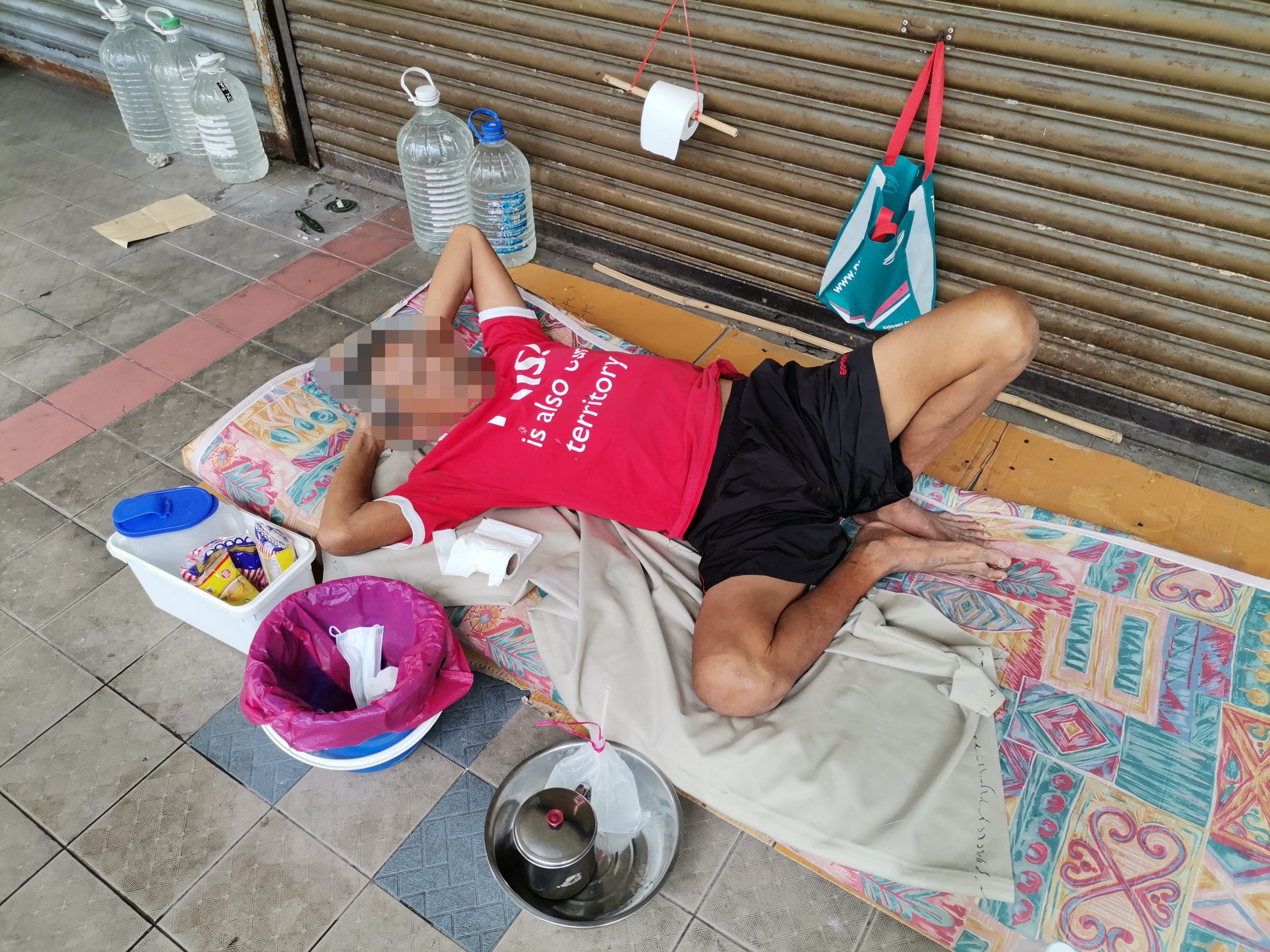 Warga emas cacat penglihatan, tidur di kaki lima kedai dibantu