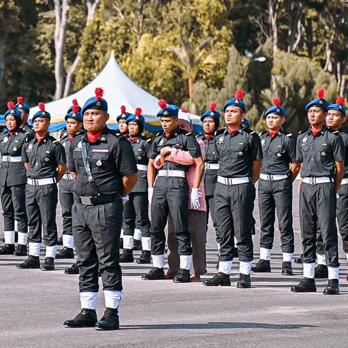 Demi kasih, lelaki terpa bantu anak saudara rebah walau selipar tertanggal