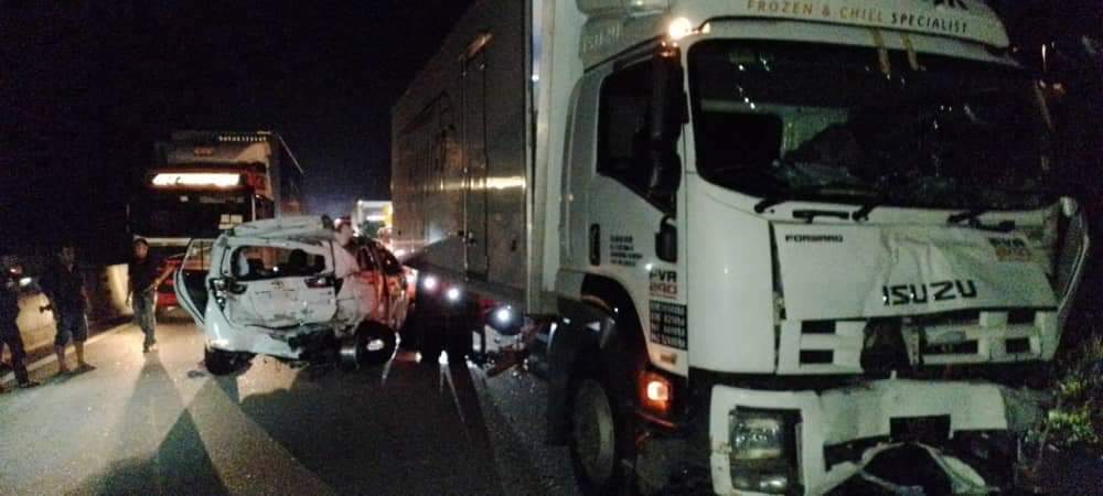 3 termasuk 2 warga Indonesia cedera dalam kejadian MPV langgar lori di Lebuhraya PLUS