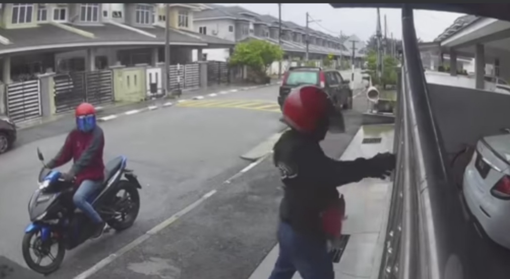 Polis giat jejak dua lelaki lepas tembakan depan rumah