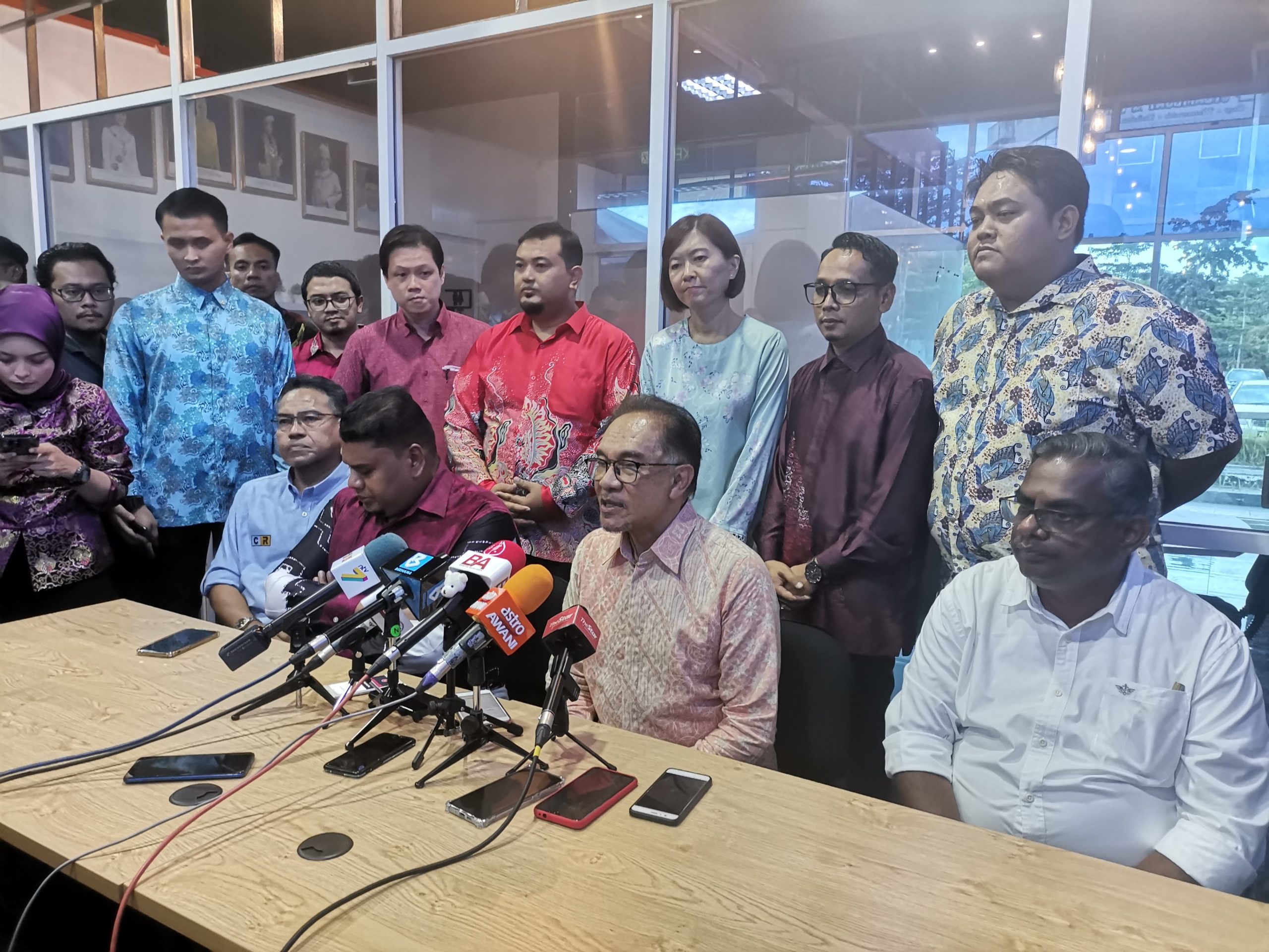 Belum ada permintaan ahli UMNO dipecat untuk sertai PH - Anwar