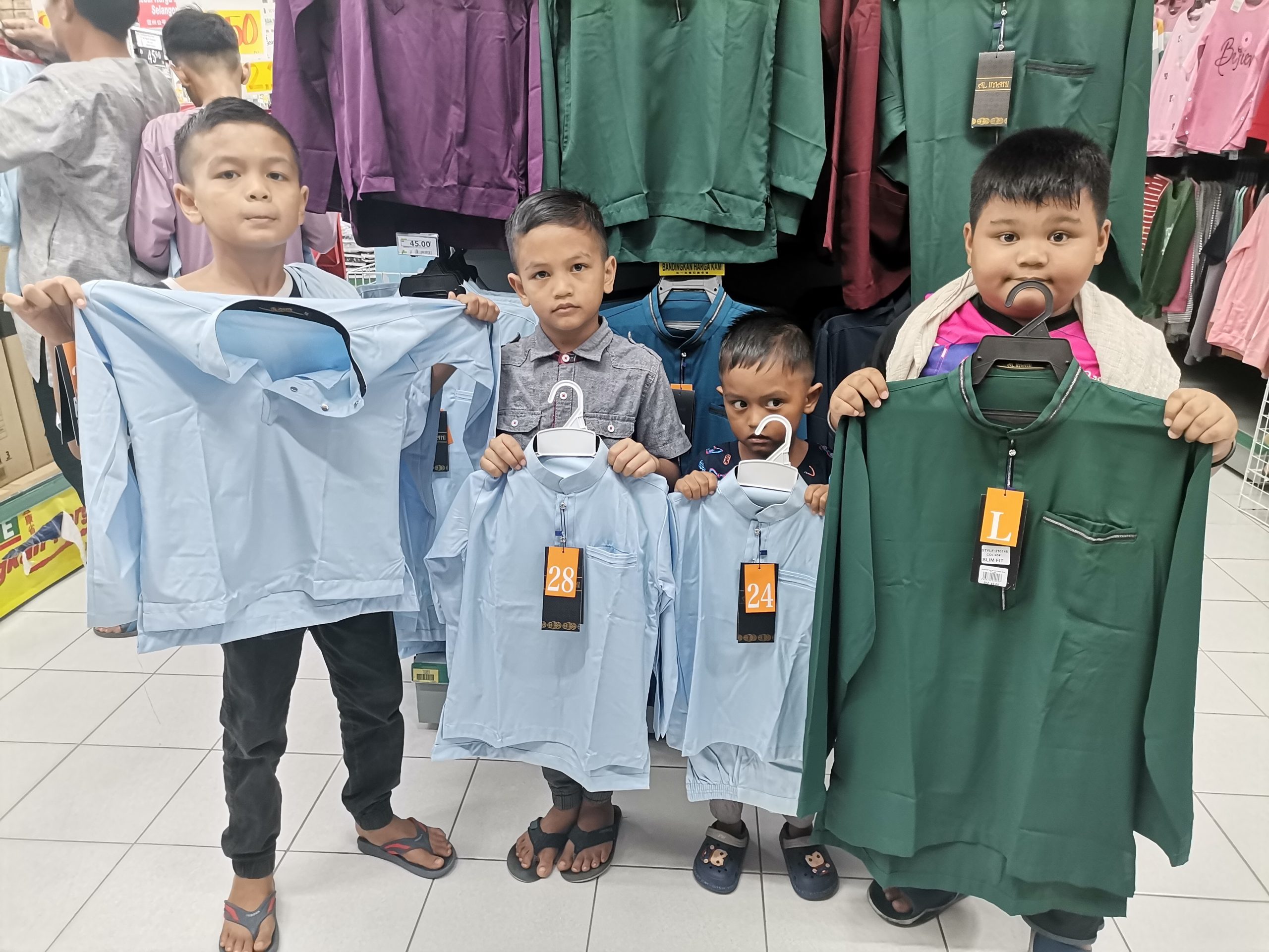 50 anak yatim, miskin dibawa beli baju raya