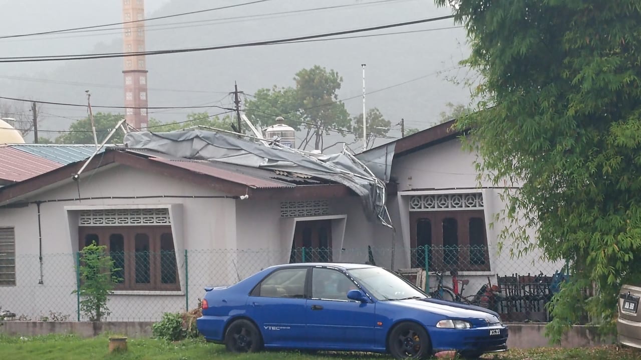 Pokok tumbang, rumah rosak sekitar Ipoh akibat hujan lebat, ribut