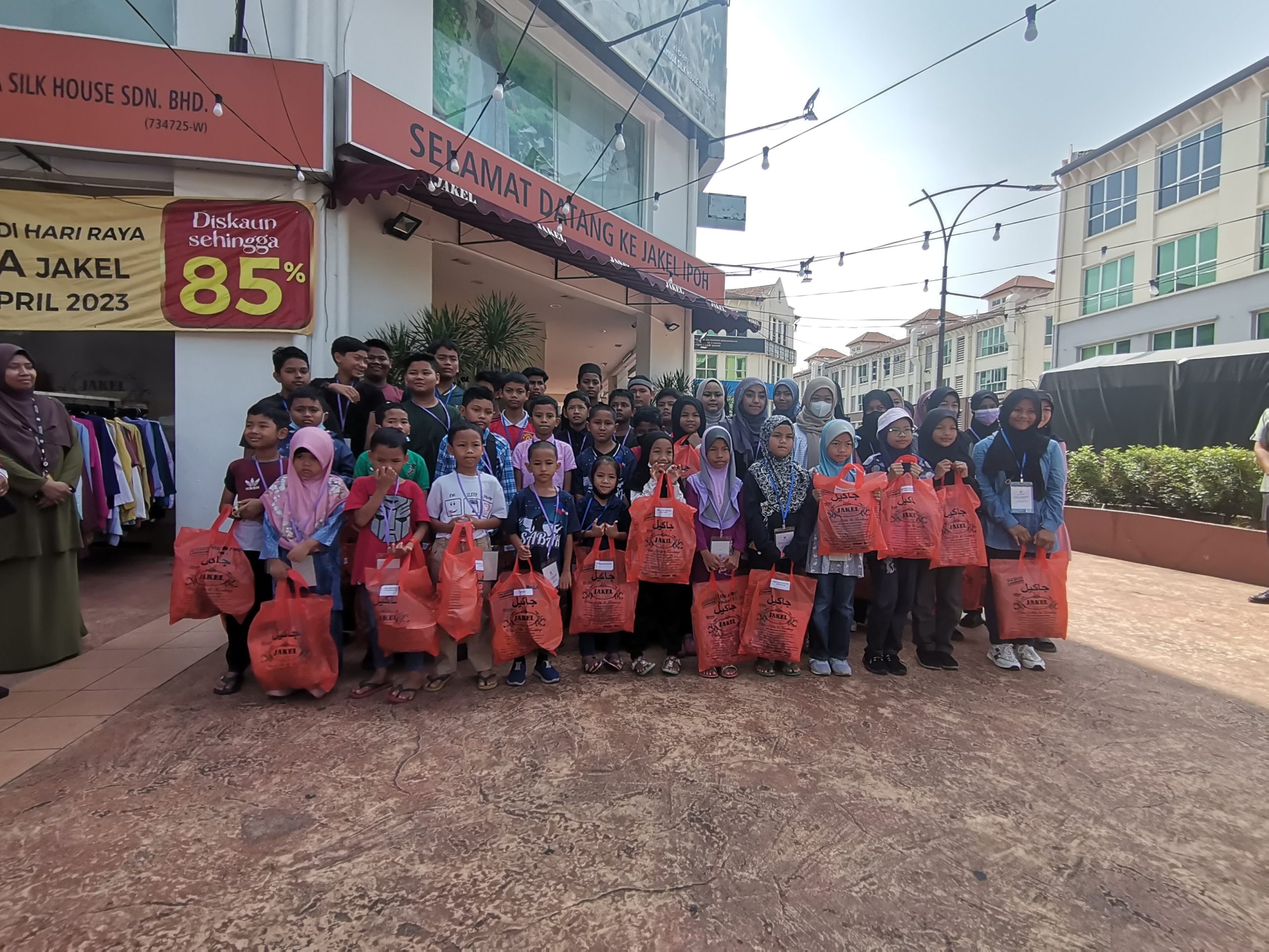 50 anak yatim, asnaf DUN Kota Tampan dapat baju raya