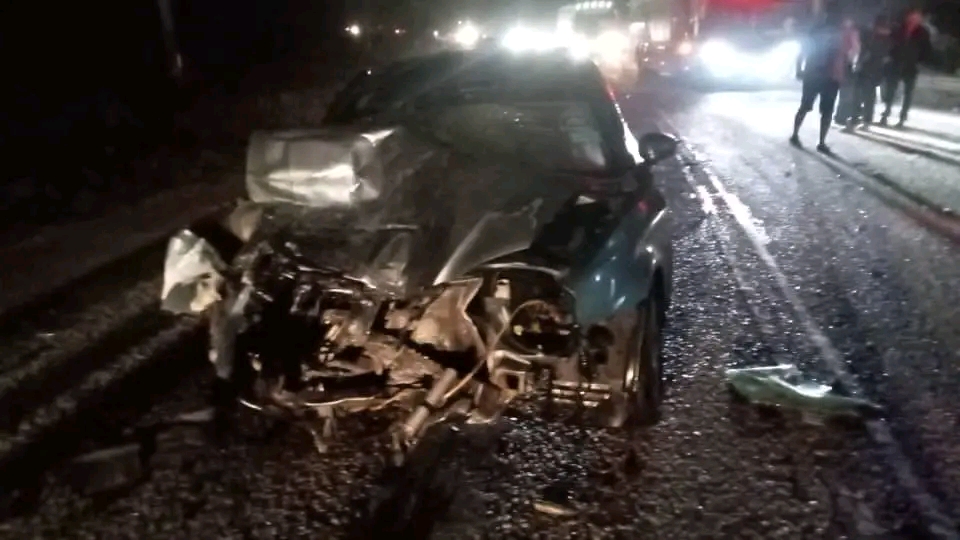 2 warga emas maut, kemalangan babit 2 kereta, bas ekspres