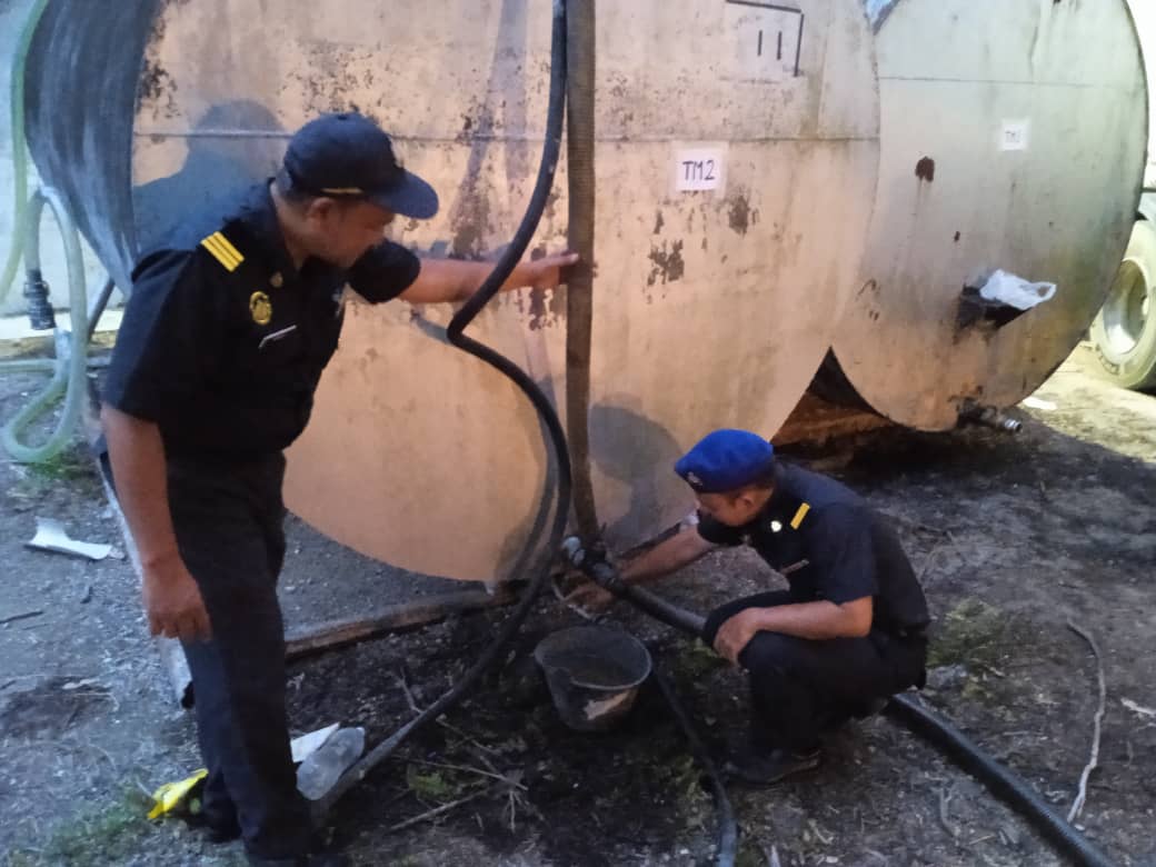 Dua lelaki ditahan, kantoi sorok diesel dalam ladang kelapa sawit