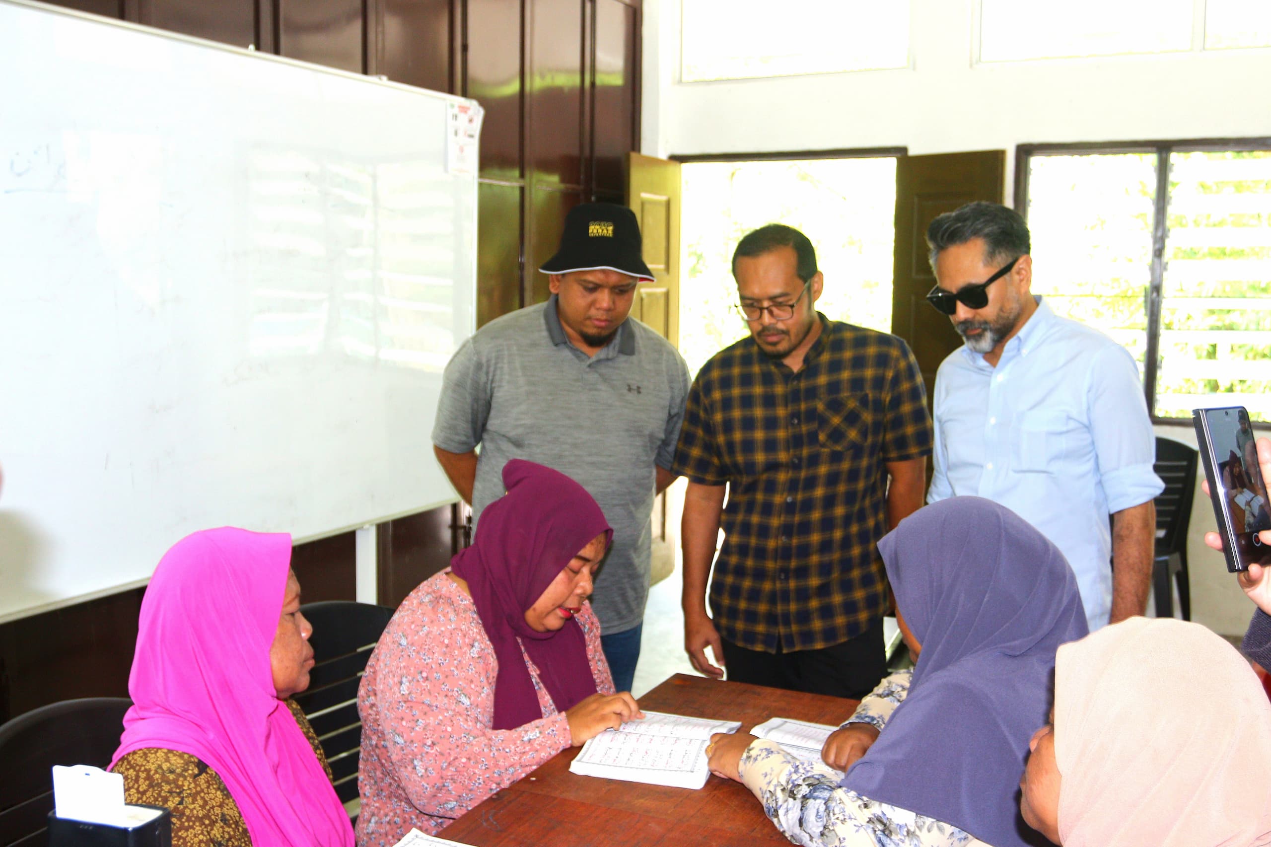 KELAB BAKTI GUNUNG KELEDANG SANTUNI PENDUDUK KAMPUNG ORANG ASLI LALANG.