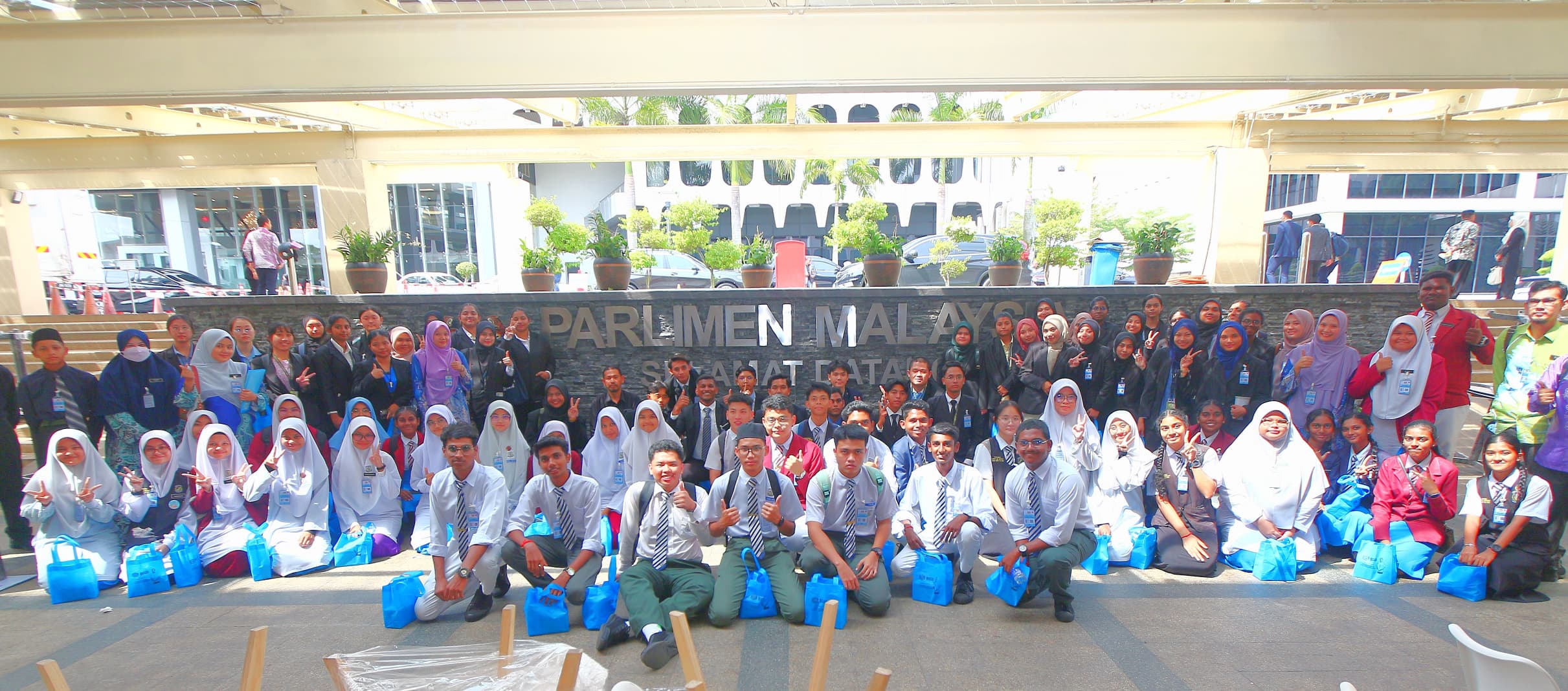 S. KESAVAN SANTUNI 78 PELAJAR DI PARLIMEN