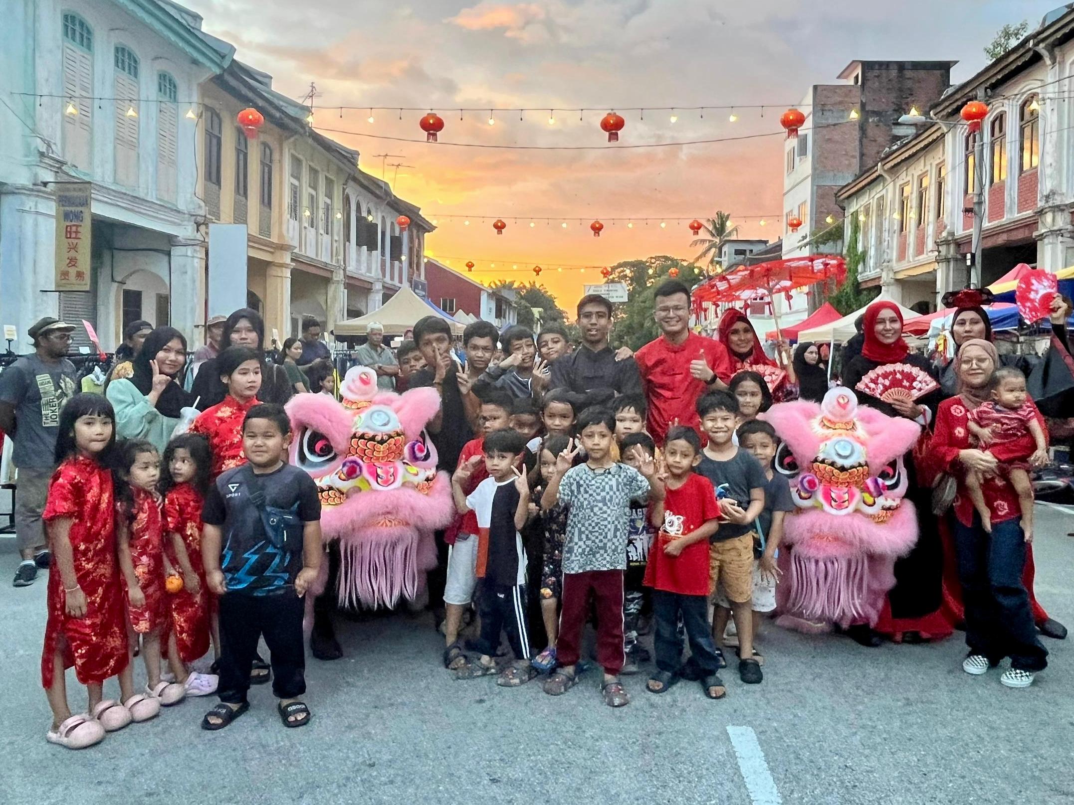 WARGA TRONOH SERONOK MENYAMBUT GONG XI RAYA!